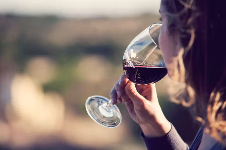 Mujer vino Enoturismo Binissalem Mallorca