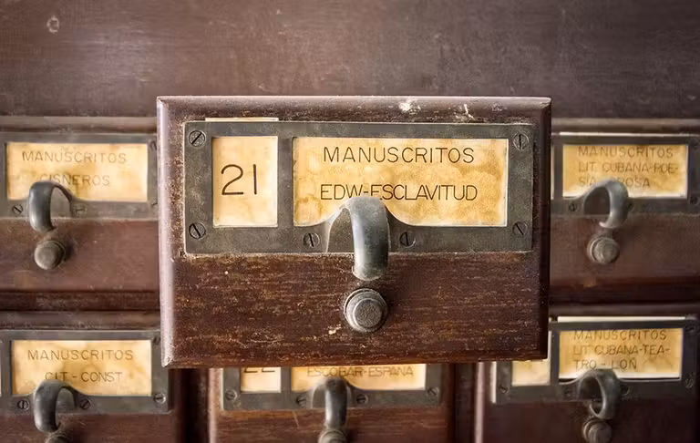 Archivadores de caoba y forja en la Biblioteca Nacional de Cuba José Martí.