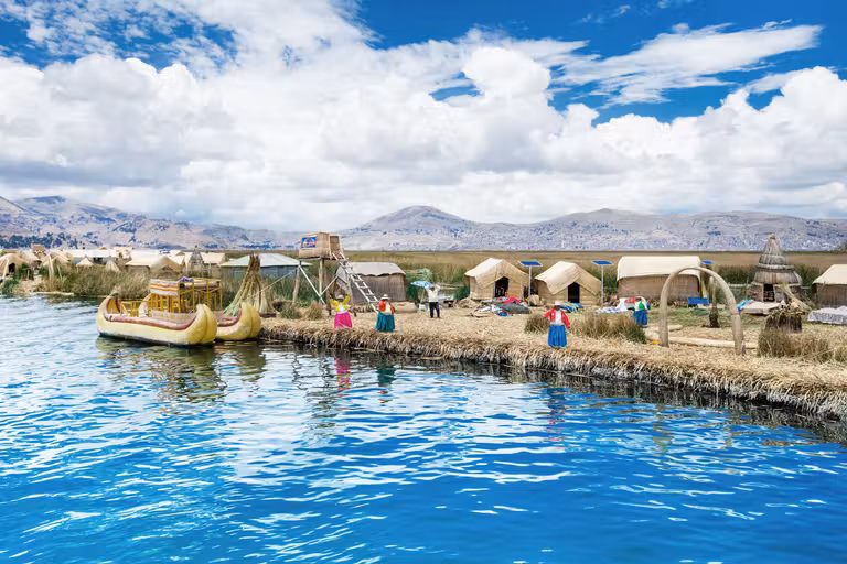 Isla flotante de los uros en el lago Titicaca.