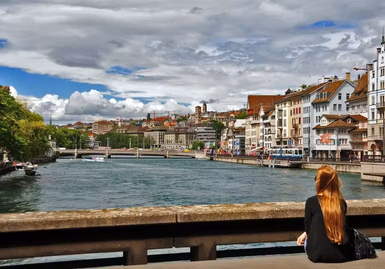 chica frente al Río Limago, en Zúrich