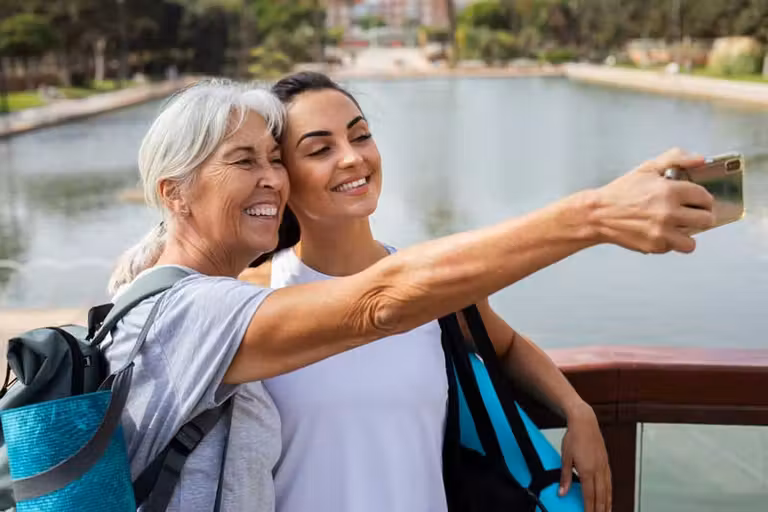 Madre e hija haciéndose un selfie