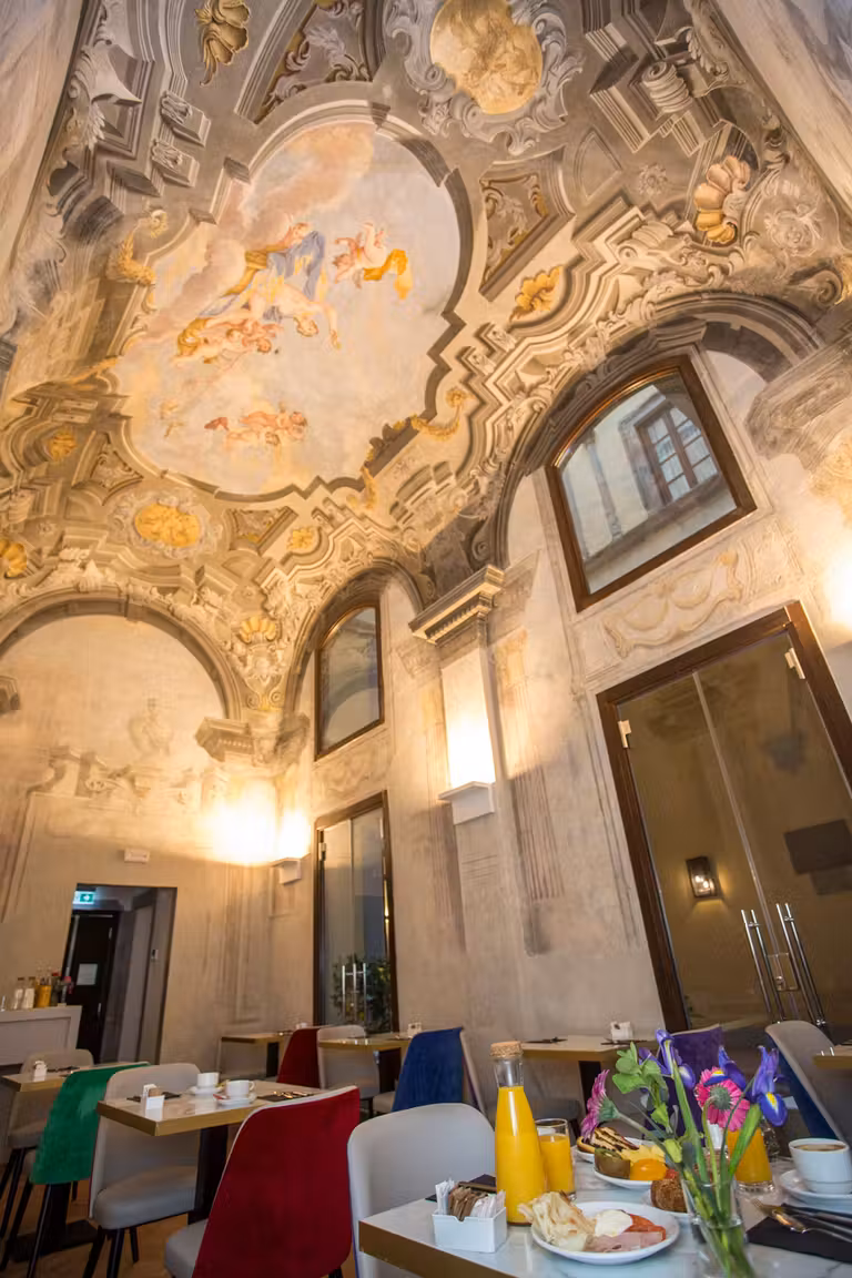 El bufé del hotel se sirve en un lugar histórico del hotel.