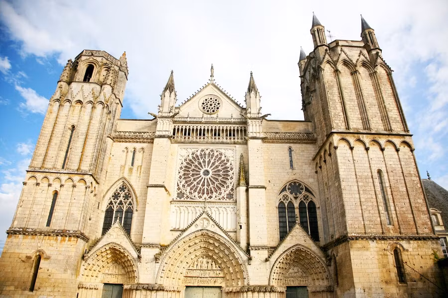 Basílica Catedral de San Pedro de Poitiers mandada levantar por Leonor de Aquitania.