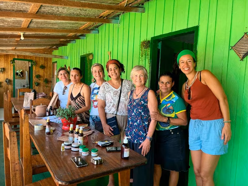 Sania y sus compañeras de viaje con la cooperativa de mujeres productoras de cosméticos del pueblo yara en el Amazonas.