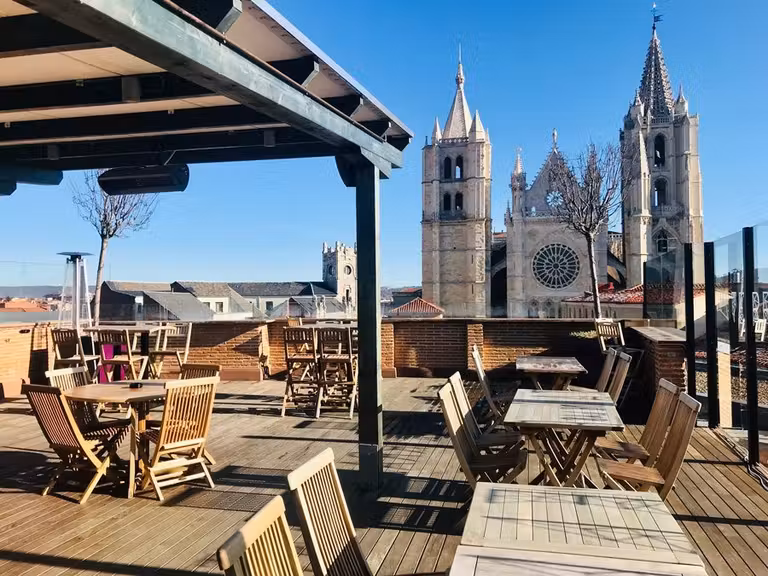 Azotea del Camarote Hotel y su vista privilegiada de la catedral de León.