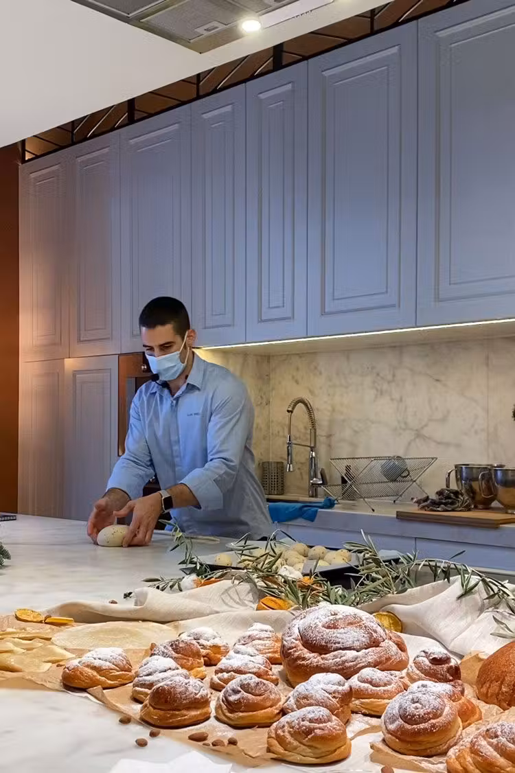 amasando coca de anis