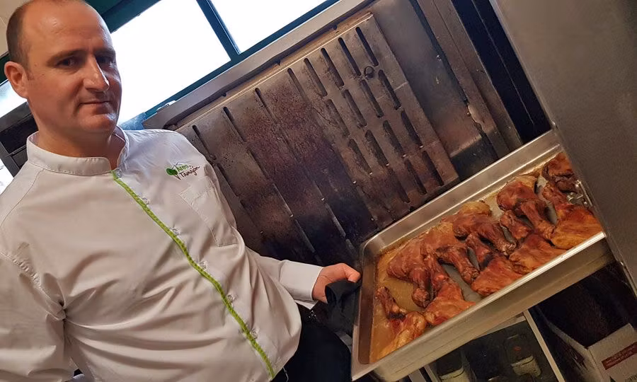 cocinero con churrasco en Restaurante Área de Tamajón.