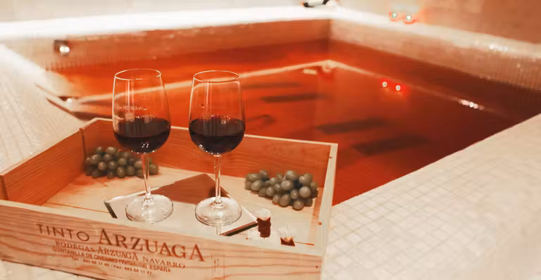 copas de vino en el spa del hotel Arzuaga