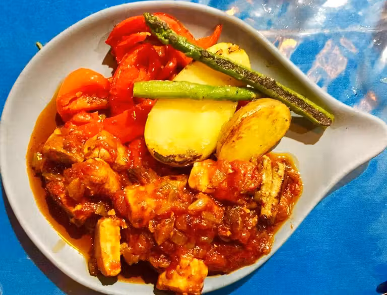 “Fritá” de tomate con atún, una delicia de Conil de la Frontera.