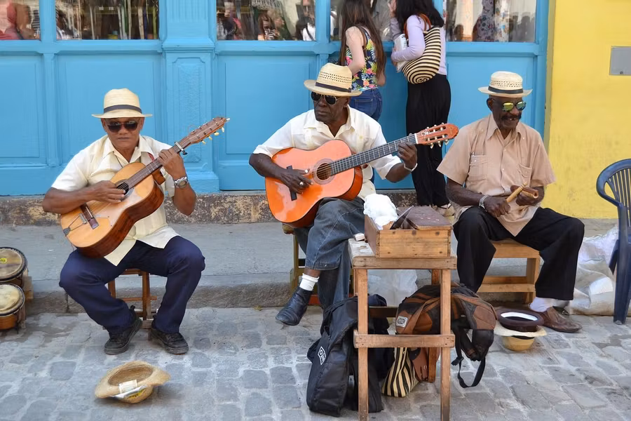 Músicos callejeros en La Habana