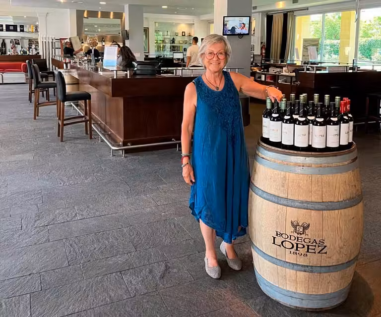 Sania Jelic junto a botellas de vino en Mendoza