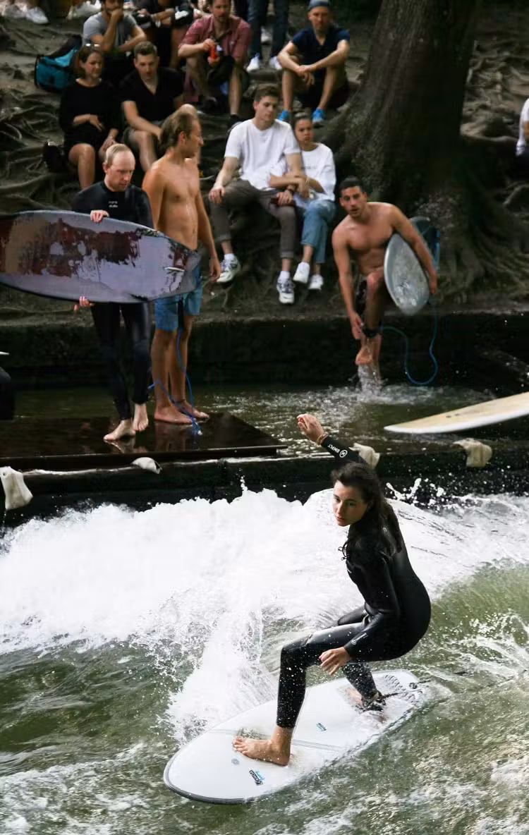Surfeando en el Eisbach munich