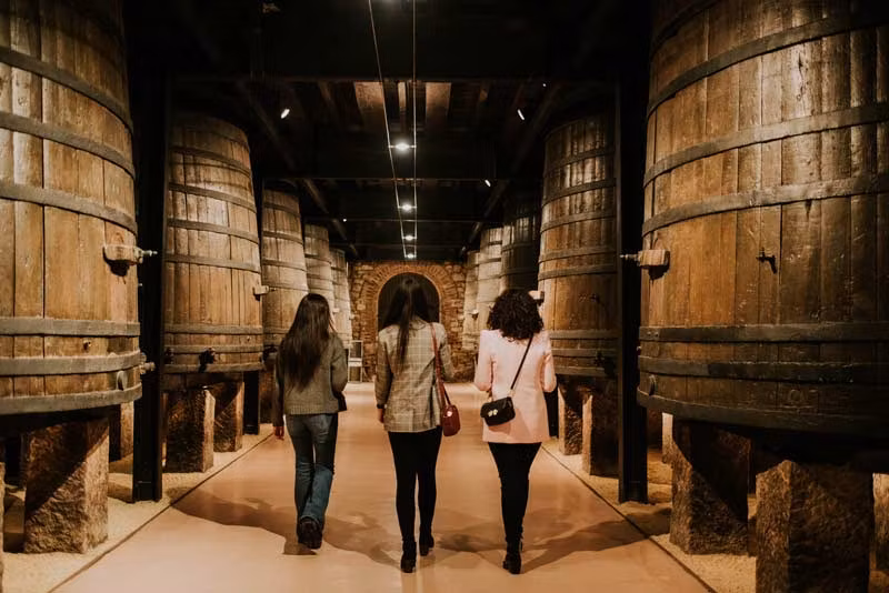 tres mujeres en las Bodegas Franco-Españolas