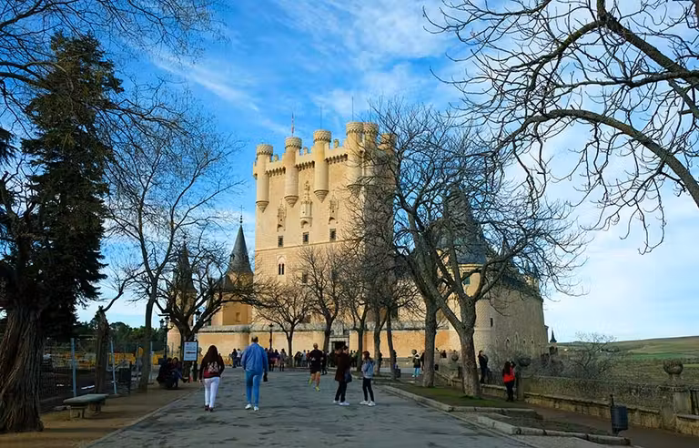 Camino de entrada del Alcázar de Segovia.