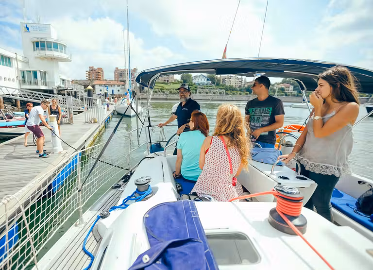 Paseo en barco por la Ría de Bilbao.