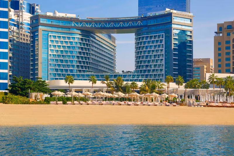 Playa con el NH Collection Dubai The Palm al fondo.