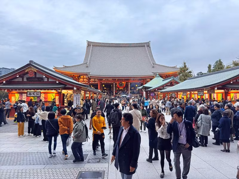 Gente en el templo Sensoji de Tokio