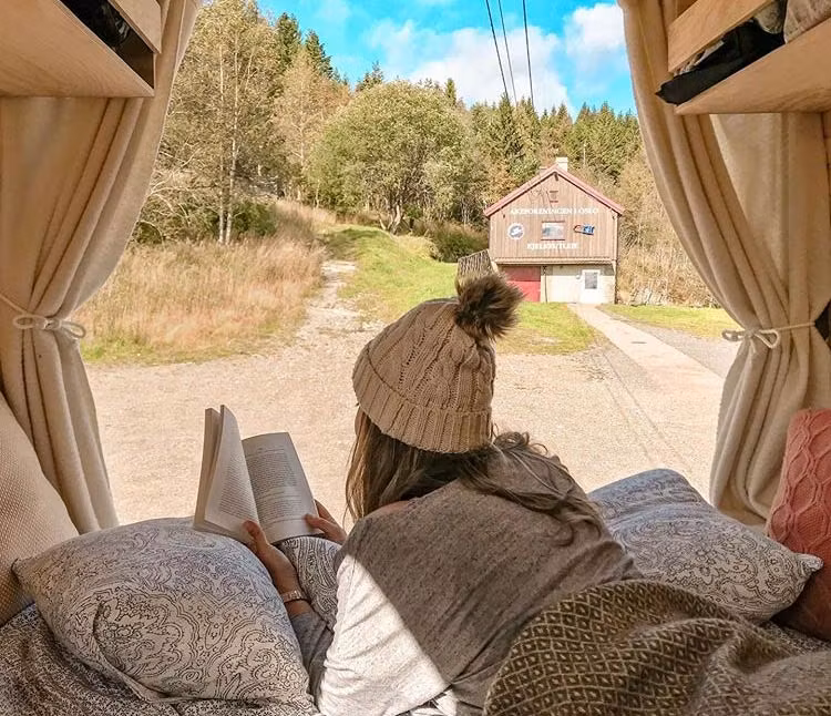 mujer en camper en Noruega