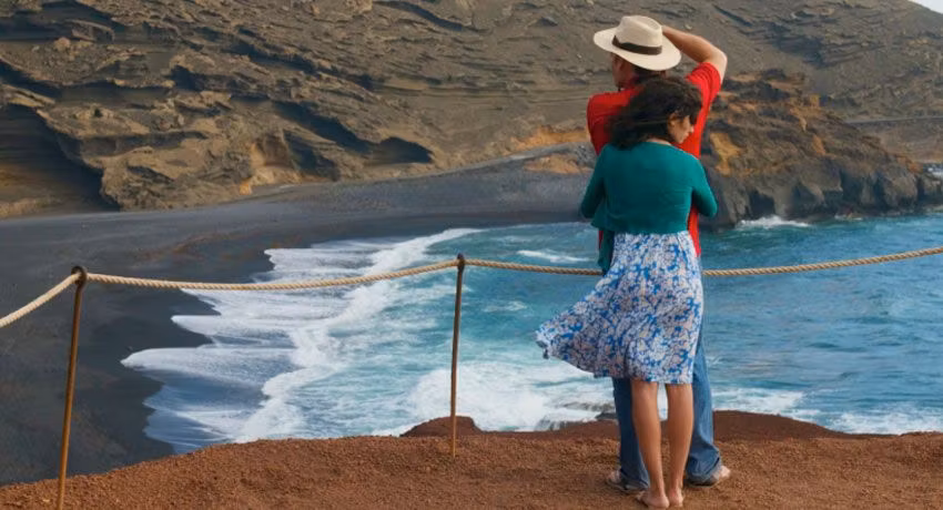 Escena de ‘Los abrazos rotos’ en la playa del Golfo (Lanzarote).