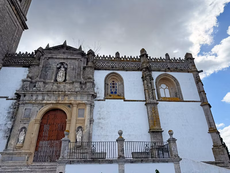 Fachada de la iglesia de Santa María Mayor La Coronada.