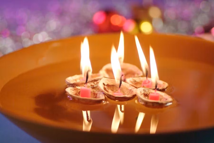 barquitos de nuez con velas