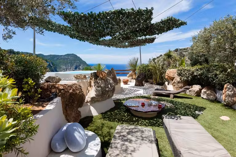 minipiscina y tumbonas en la hacienda Na Xamena en Ibiza