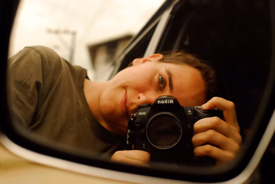 Abigail Sigüenza con una cámara de fotos en uno de sus viajes.