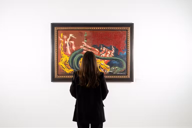 Una mujer admirando un cuadro de la exposición sobre arte moderno mexicano de la Fundación Blastein.