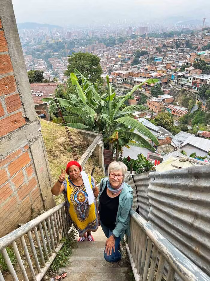 Sania con Socorro Mosquera en la Comuna 13 en Medellín