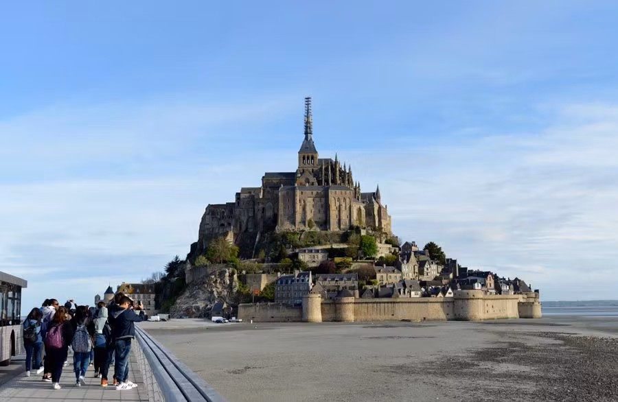 Mont-Saint-Michel desde el camino de llegada.