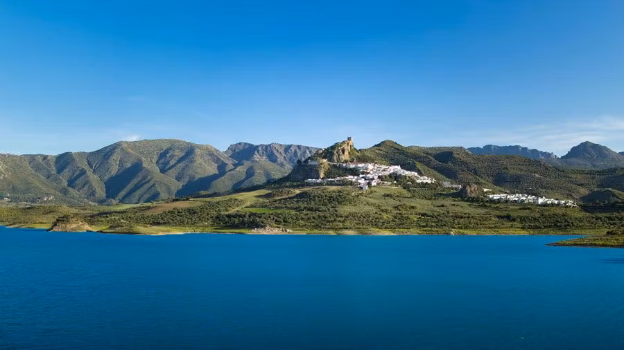 Embalse de Zahara-el Gastor con Zahara de la Sierra al fondo.