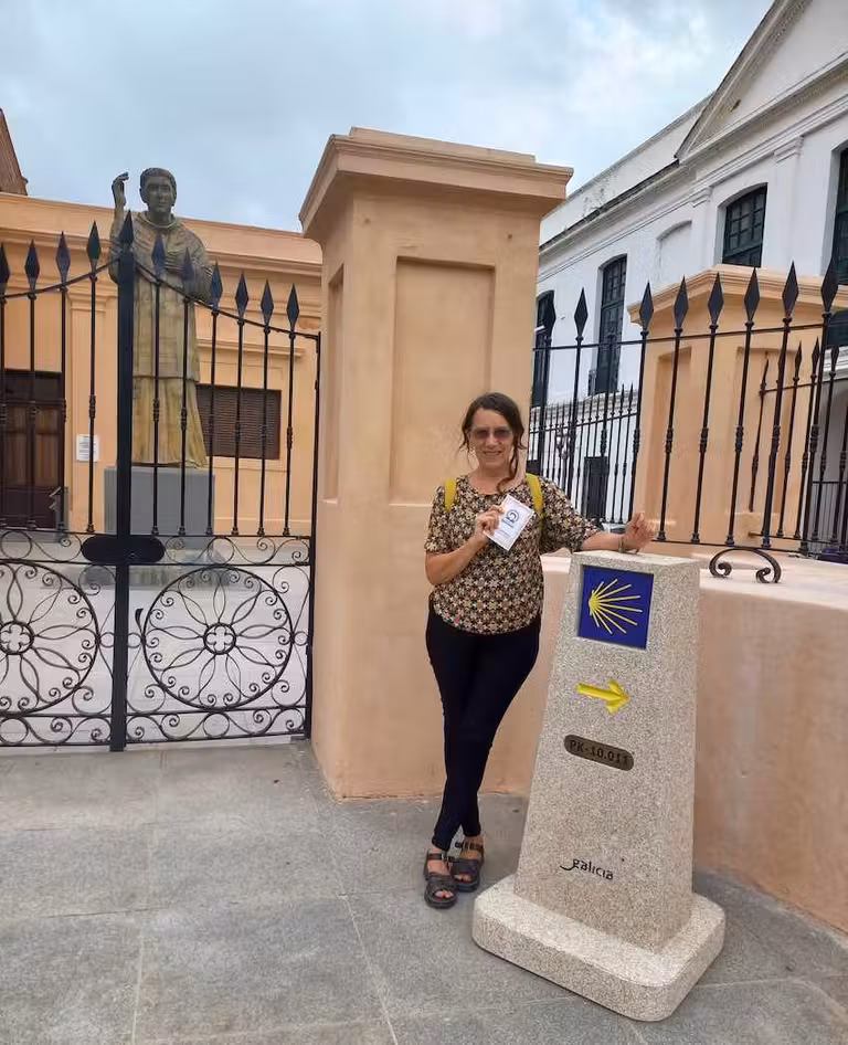 Foto obligada junto al indicador del Camino de Santiago.
