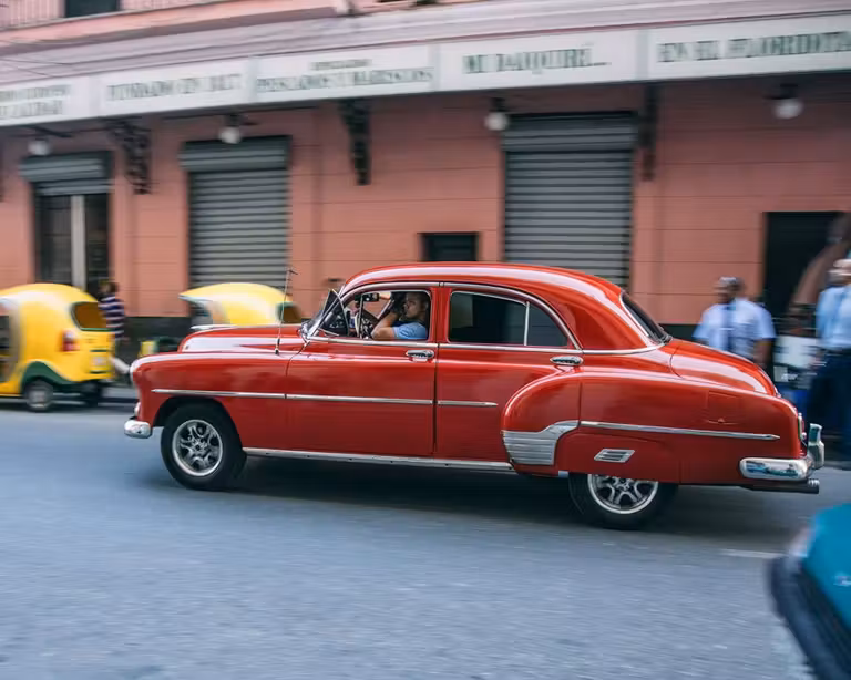 “Almendrón” en La Habana, frente al Floridita.