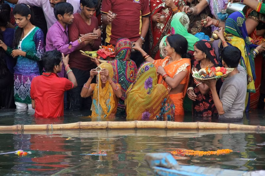 ¿Puedo viajar sola o con amigas a India?