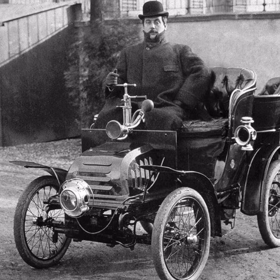 Puccini en uno de sus coches.