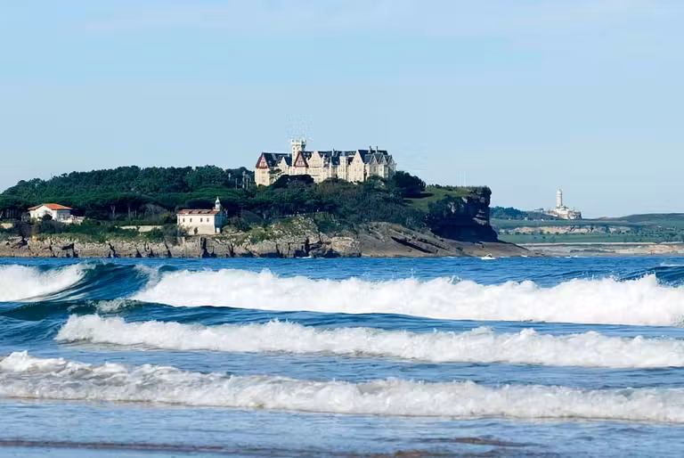 Palacio de la Magdalena y faro al fondo, en la bahía de Santander.