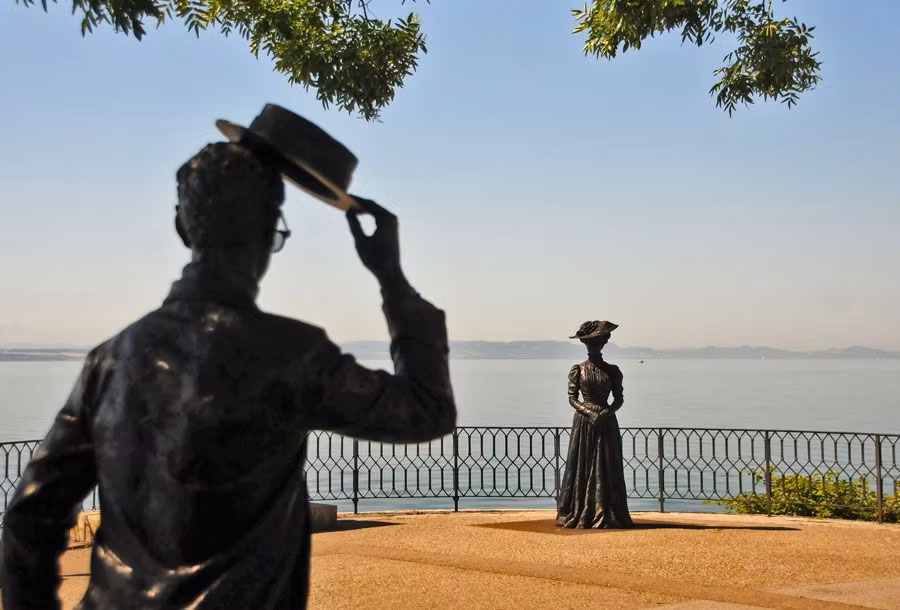 Estatuas belle époque frente al lago Neuchâtel