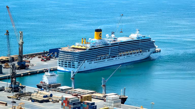 Barco de Costa Cruceros en el puerto.