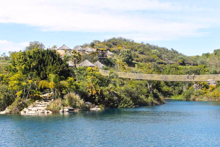 Parque Selwo con un puente colgante y cabañas