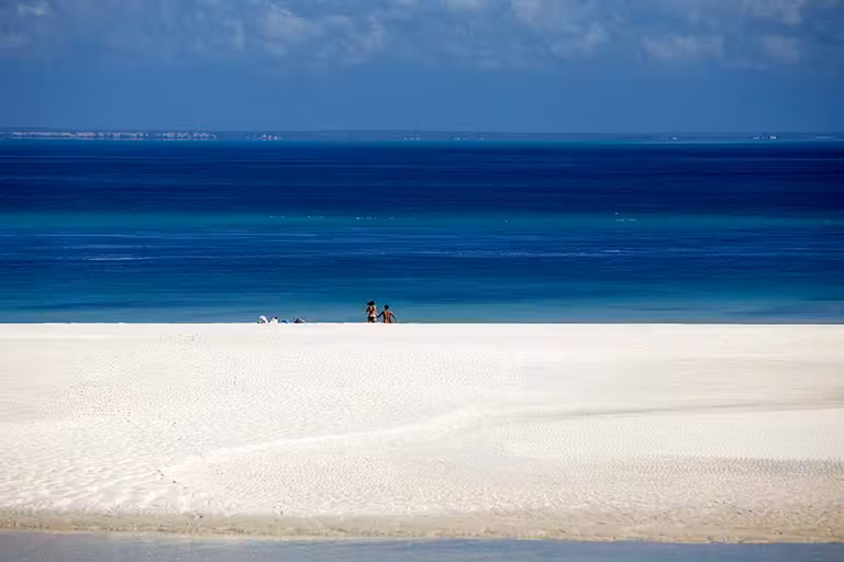 La blancura de la arena llega a cegarte a mediodía.