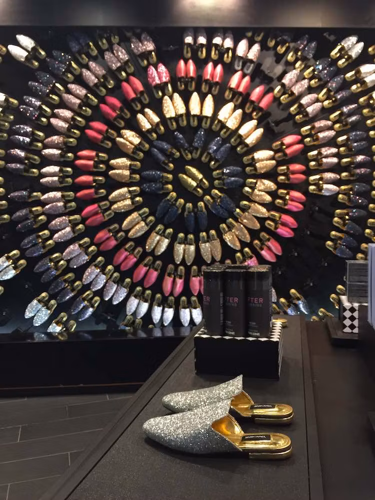 Elegante tienda de babuchas del Morocco Mall.