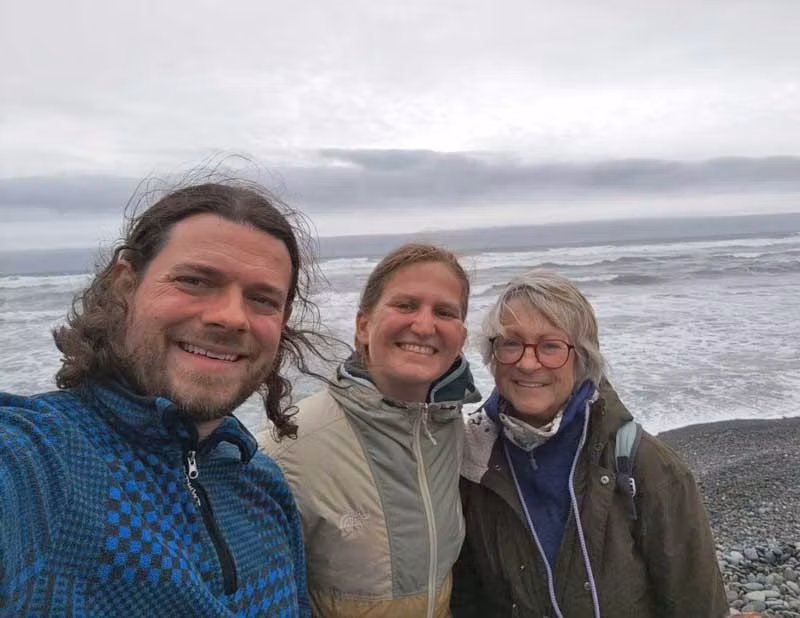 Sania con sus compañeros de viaje en Chiloé.