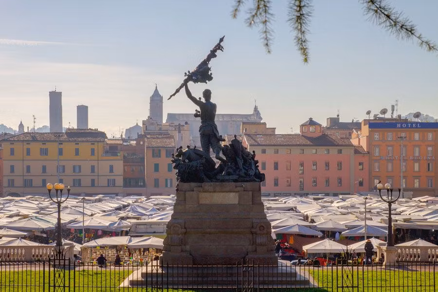 Estatua frente al mercadillo de Bolonia