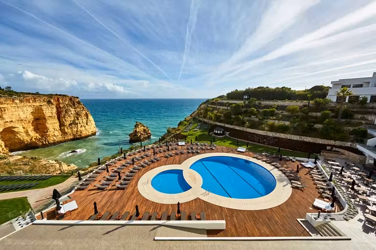Piscina del hotel Tivoli Carvoeiro sobre los acantilados