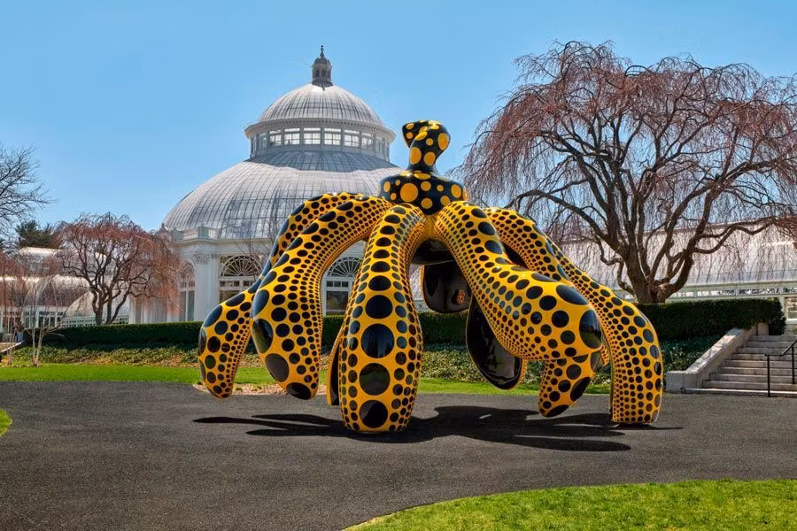 Escultura de Kusama en el Jardín Botánico de Nueva York