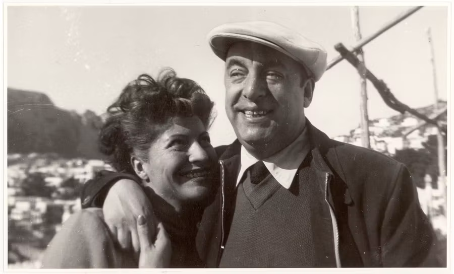 Matilde Urrutia y Pablo Neruda en Capri.
