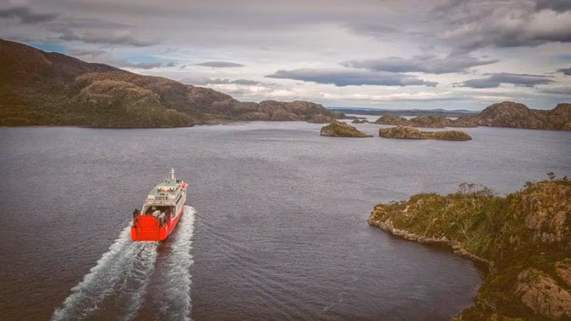 Barco de Navimag por los fiordos chilenos.