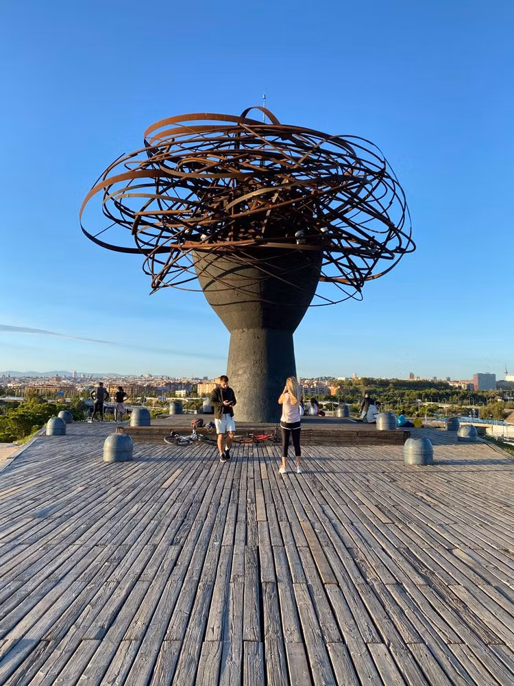 la dama del manzanares una obra de manolo valdes
