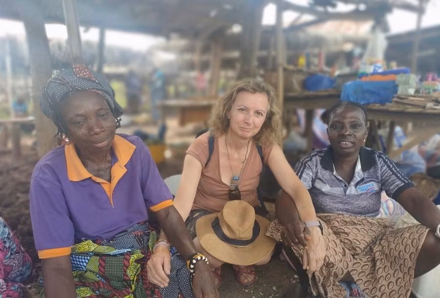 Rose Serrano en Benin conociendo a los Holi.