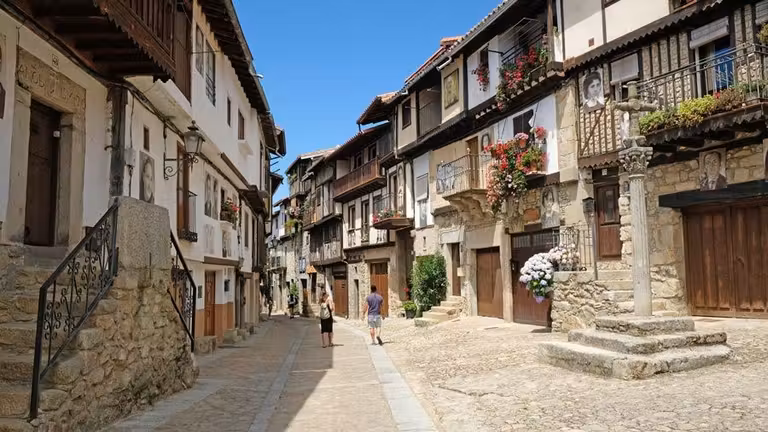 Ruta del Vino de la Sierra de Francia, un brindis con amigas en Salamanca